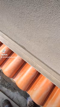 Acabamento perfeito no beiral! 👷‍♂️🧱 Cada detalhe conta! No vídeo, Bruno finaliza o beiral com telha cerâmica,… — Moté Construções (22/11/2023)