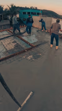 Do dia à noite: a laje que marcou a obra! 🌅⛅ Desde as primeiras horas da manhã até o cair da noite, nossa equipe… — Moté Construções (16/08/2025)