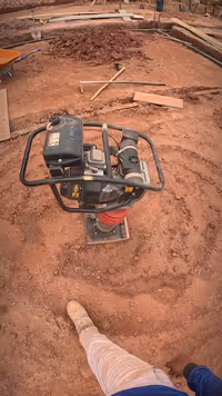 Piso firme começa aqui — no compactador e na dedicação 👊
Compactando o aterro da casa residencial pra garantir um piso… — Moté Construções (30/10/2025)